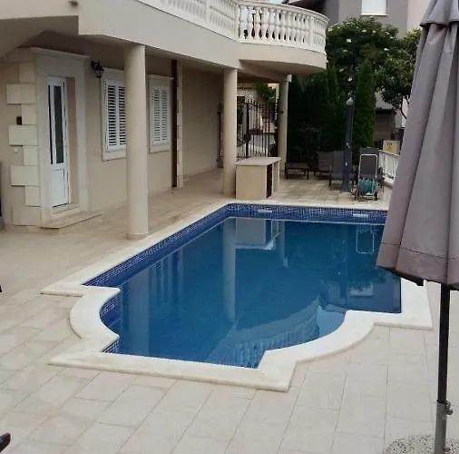 Lizzi Дом отдыха Трогир