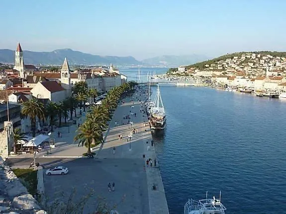 Lizzi Дом отдыха Трогир